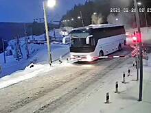 В России водитель остановил автобус на пути перед мчавшимся поездом и попал на видео