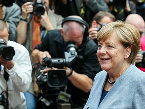 Консерваторы Меркель выступили против создания "СШЕ"