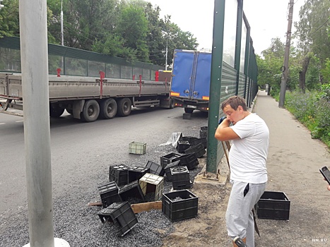 «Не вписался в поворот». Шурупы рассыпались по дороге в Автозаводском районе