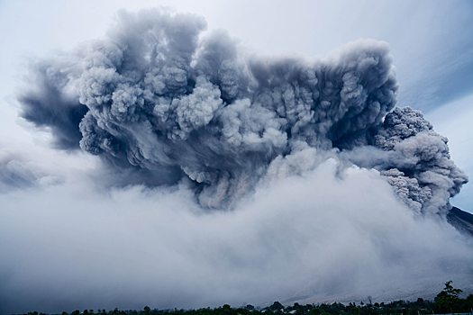 Вулкан Безымянный на Камчатке выбросил пепел на высоту 5 км
