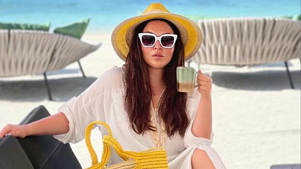 43-летняя Ирина Дубцова выполнила стойку на руках в купальнике на пляже: фото