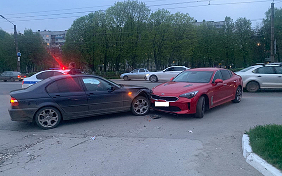 В Рязани при столкновении Kia и BMW пострадали два человека