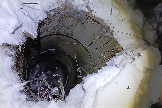 На Урале школьник погиб, упав в люк со сточными водами