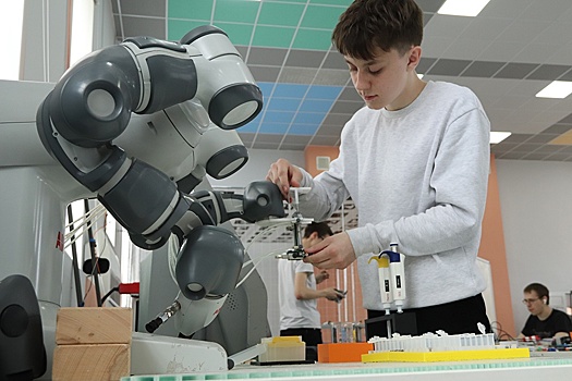 В детских технопарках научили роботов печь блины и брать анализы