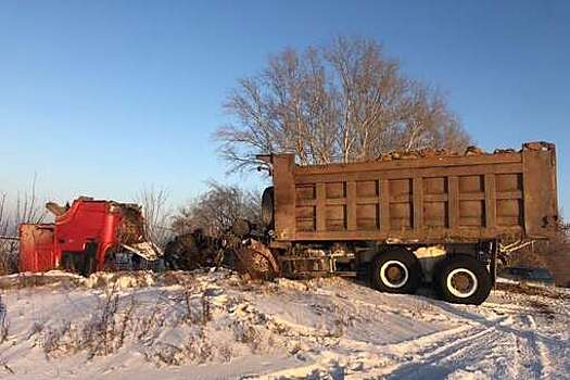 Кабина грузовика оторвалась после столкновения с поездом в Новосибирской области