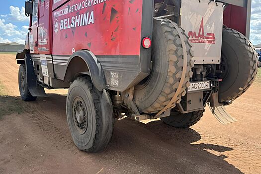 Вязович проехал 140 км с повреждённым колесом на четвёртом СУ «Шёлкового пути». Фото