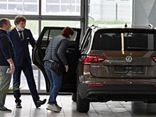 От 20 000 рублей: Россияне продают места в очередях за машинами