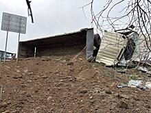 В Аксайском районе пассажир пострадал при опрокидывании грузовика