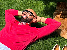 На видео попало, как блогер Василенко ел шаурму на капоте красного Ferrari