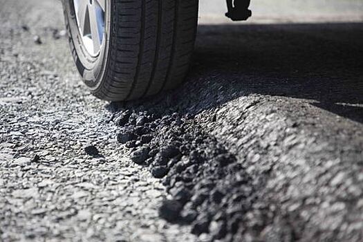 Засыпали дыру асфальтом: на Коммунистической ямочный ремонт дороги выполнили необычным способом