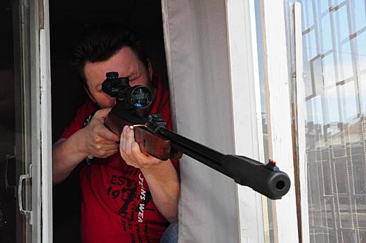 Житель Нижнего Новгорода открыл стрельбу из пневматического оружия