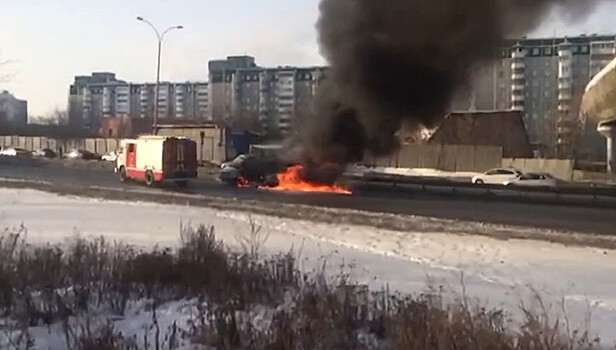В Екатеринбурге сгорели две столкнувшихся машины. Видео