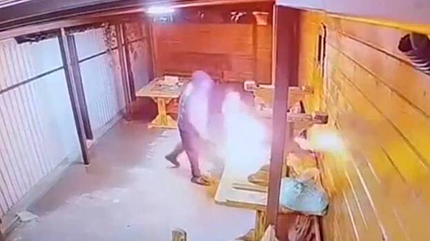 Жители Омска подожгли баню, поругавшись с ее владельцами