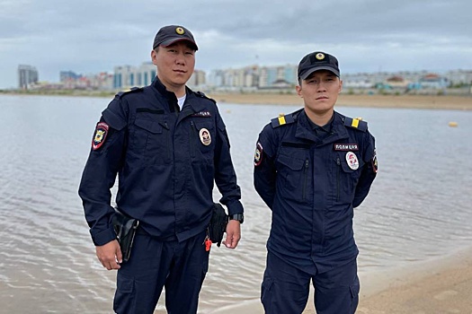 В Якутске полицейские спасли тонущую женщину