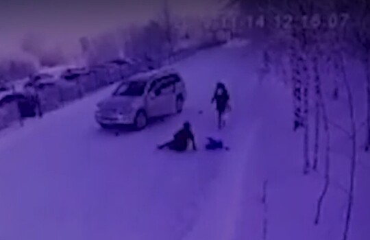 Автомобиль сбил женщину с трехмесячным ребенком в ХМАО