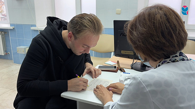 Защитил себя и зрителей: артист самарского драмтеатра сделал прививку от гриппа