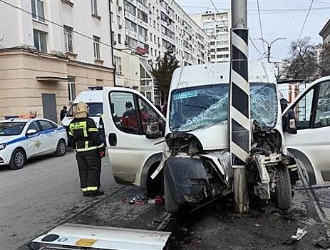 В центре Самары маршрутка врезалась в столб