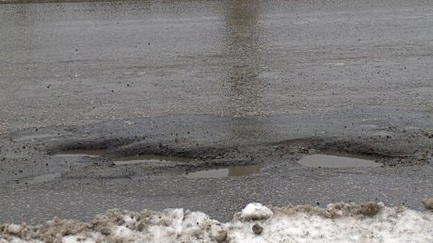 Дорога на улице 8 Марта покрылась выбоинами