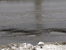 Дорога на улице 8 Марта покрылась выбоинами