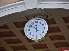 Во Владимире на вокзальном спуске торжественно повесили новые часы
