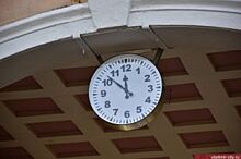 Во Владимире на вокзальном спуске торжественно повесили новые часы