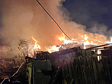 В центре Иркутска неизвестные подожгли сразу несколько зданий