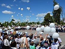 «Мы помним!»: в память о героях в Воронеже запустили в небо белые шары
