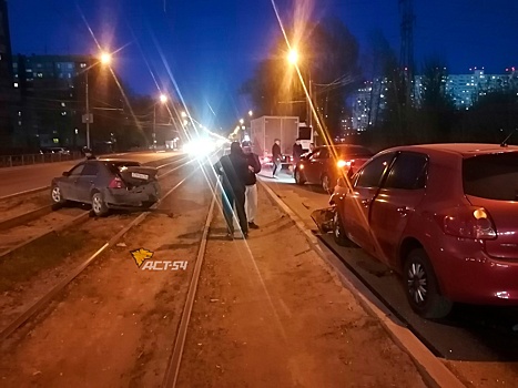 ДТП с участием двух автомобилей произошло в Новосибирске на улице Петухова