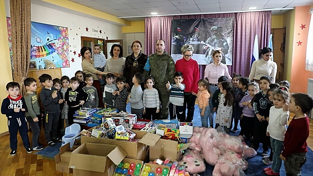 Миротворцы РФ провели гуманитарную акцию в детском саду Степанакерта