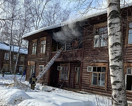 Двухэтажный дом загорелся на улице Усиевича в Ленинском районе