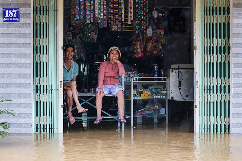 Владельцы местного магазинчика во время наводнения в Хойане