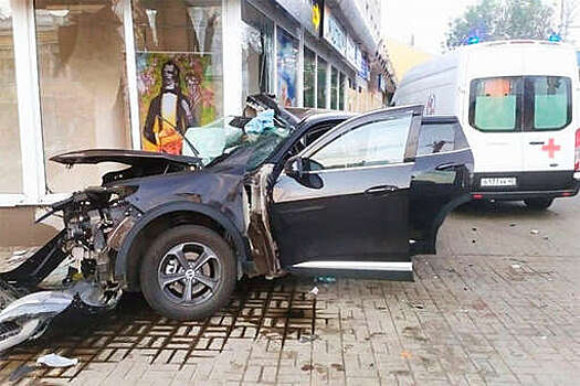 В Калуге уезжавший от ДПС пьяный водитель отбросил другую машину на стену дома