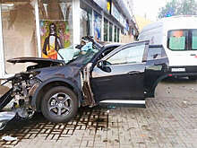 В Калуге уезжавший от ДПС пьяный водитель отбросил другую машину на стену дома