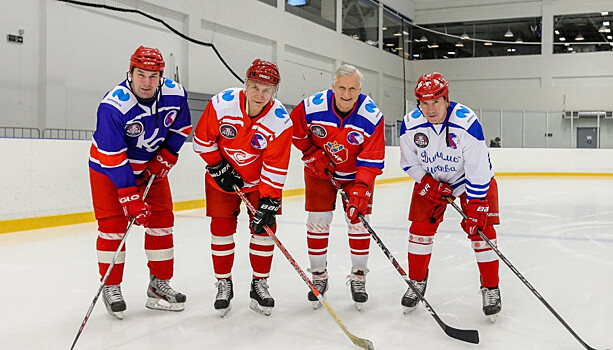 Легенды отечественного хоккея презентовали игровую форму «Кубка Легенд»