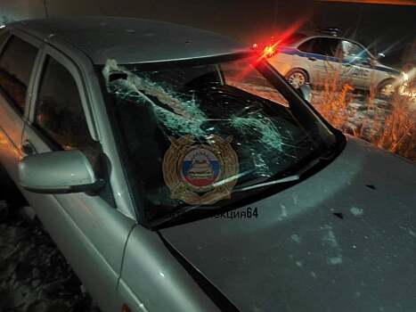 В Саратове Priora влетела в газовый столб. Водителя и пассажира госпитализировали