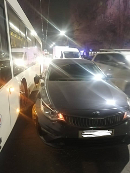 Пассажир иномарки пострадал в аварии с городским автобусом в Ростове