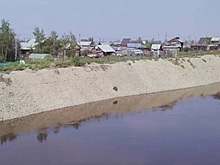 Российское село начало сползать с обрыва в реку