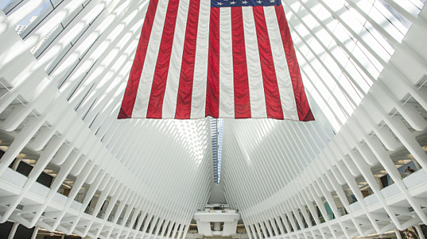 Шпиль в цветах испанского флага появится на крыше Всемирного торгового центра