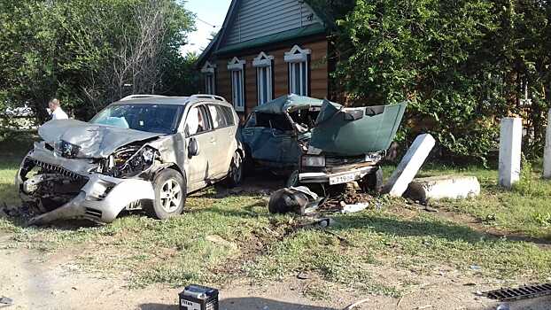 В Трусовском районе два автомобиля снесли бетонную клумбу