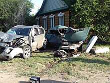 В Трусовском районе два автомобиля снесли бетонную клумбу