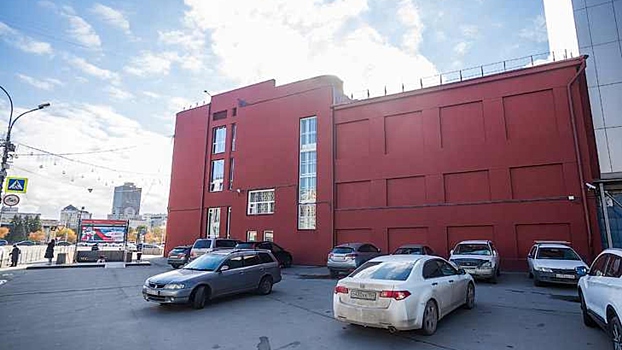 Раскрыта тайна замурованных окон в здании Госбанка