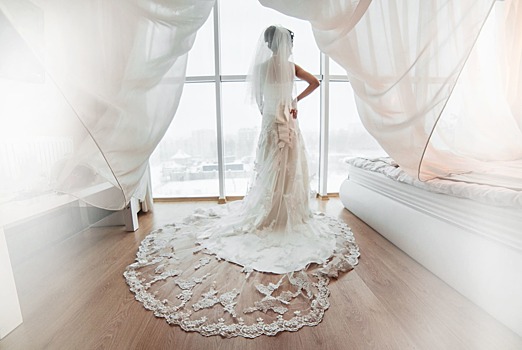 Невеста осталась в тени: кузина надела на свадьбу родственницы белое кружевное платье и затмила ее на фото