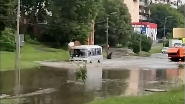 Потопы и крупный град: как в регионах России переживают непогоду