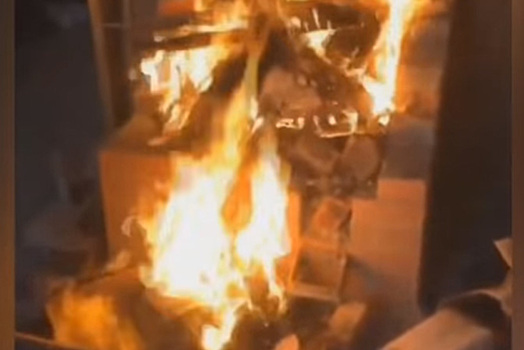 Полицейская машина взорвалась во время «газовых» протестов в Алма-Ате