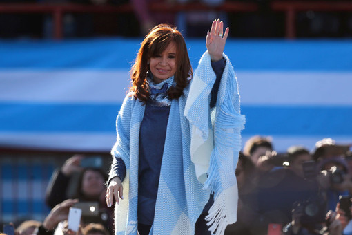 Вице-президент Аргентины Киршнер приговорена к шести годам тюрьмы по делу о коррупции