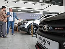 Русский парадокс: «АвтоВАЗ» вновь решил поднять цены, хотя склады забиты машинами из Тольятти