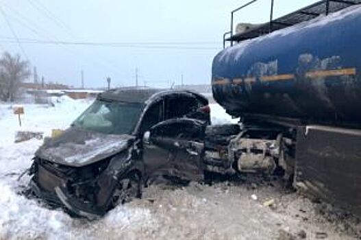 В Сызрани Kia Sportage врезался в тягач с цистерной