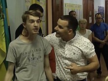 Украинский депутат поднял руку на подростка