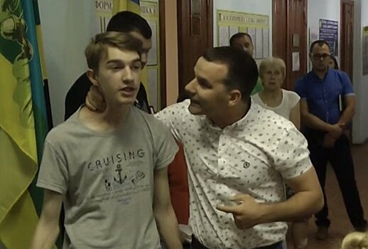 Украинский депутат поднял руку на подростка
