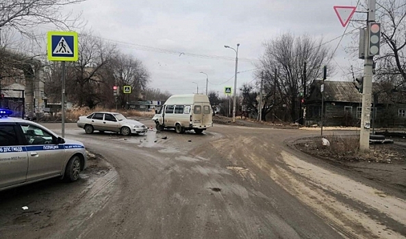 На юге Волгограда микроавтобус снес легковушку
